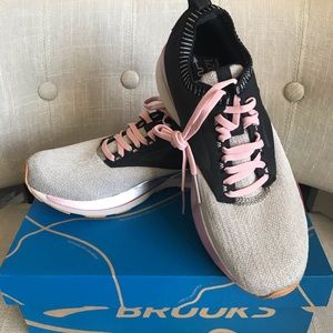 NWT Brooks running shoes size 8